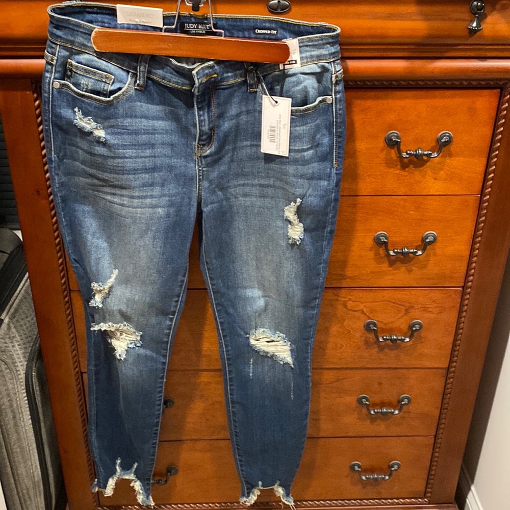 Destroyed hem skinny jeans